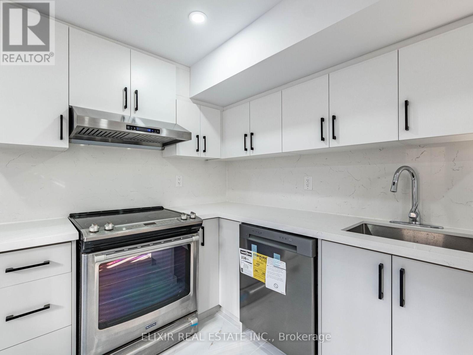 20 Penn Drive, Brampton, ON - Indoor Photo Showing Kitchen