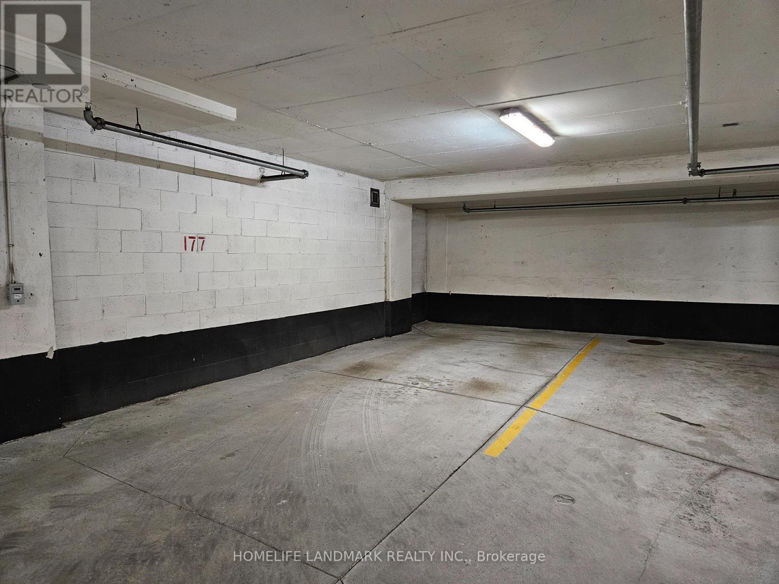 611 - 372 Highway 7 East Road E, Richmond Hill, ON - Indoor Photo Showing Garage