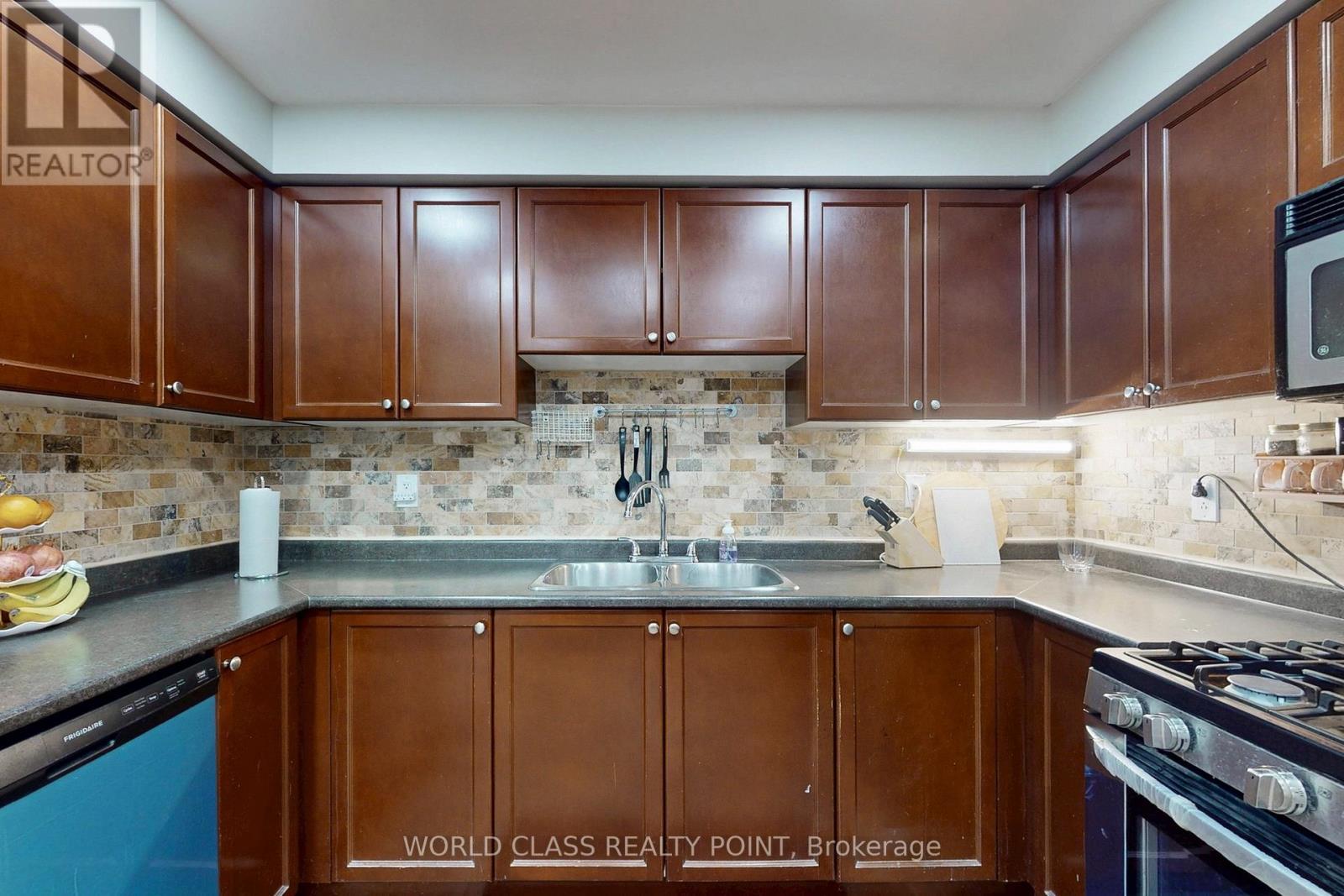 382 Pringle Avenue, Milton, ON - Indoor Photo Showing Kitchen With Double Sink