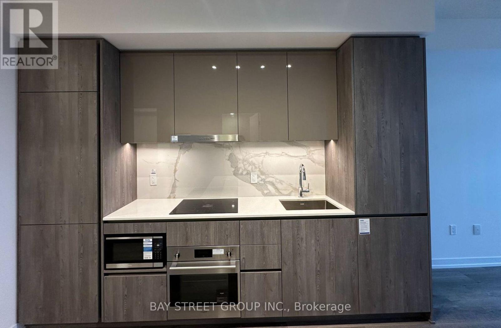 1711 - 8 Interchange Way, Vaughan, ON - Indoor Photo Showing Kitchen