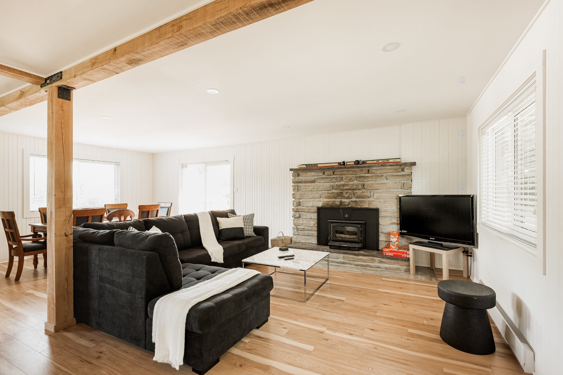 Living Room - 876 Rue Principale, Saint-Sauveur, QC - Indoor Photo Showing Living Room With Fireplace