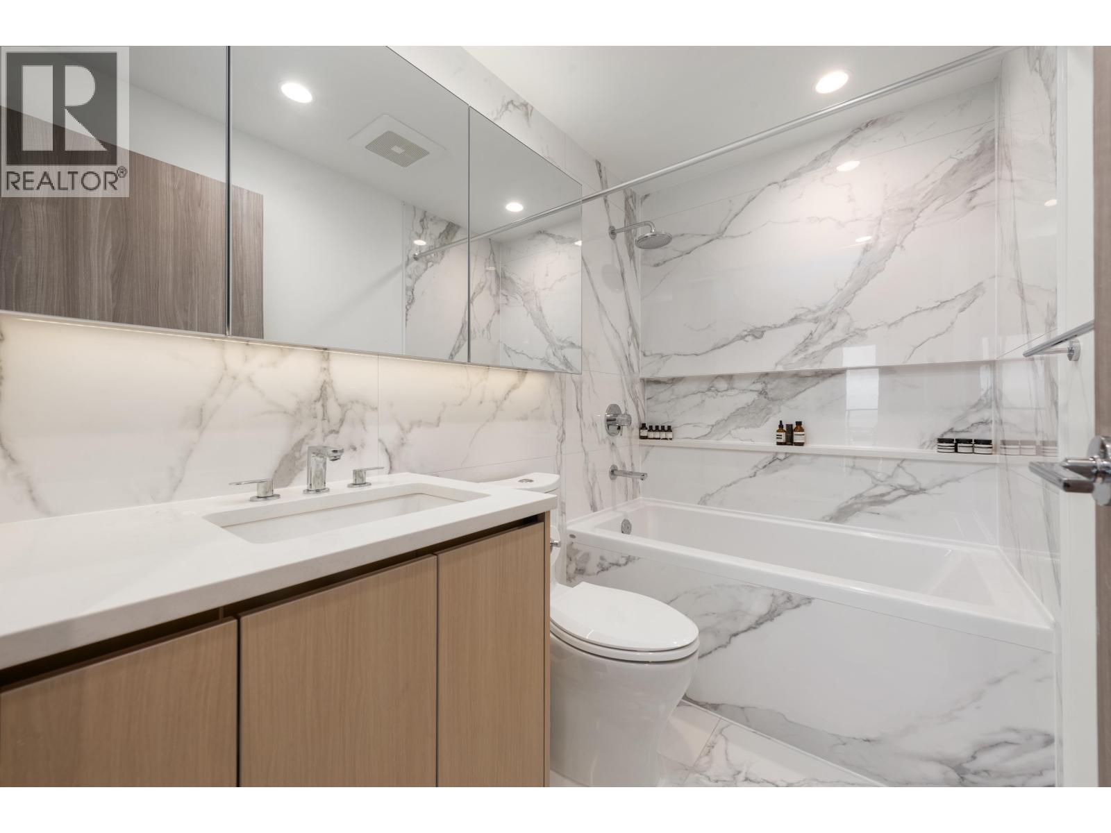 3204 4890 Lougheed Highway, Burnaby, BC - Indoor Photo Showing Bathroom