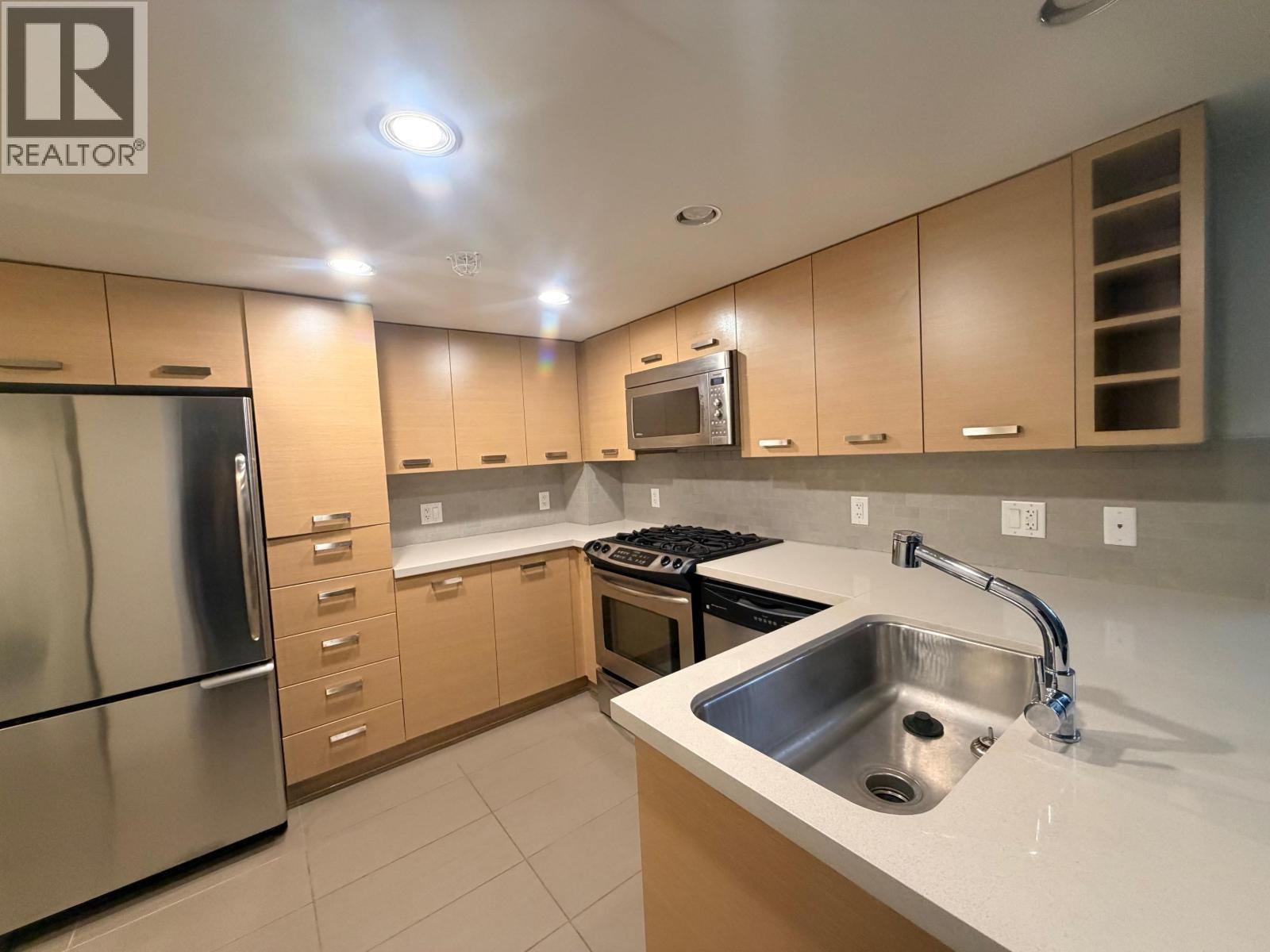 1512 8033 Saba Road, Richmond, BC - Indoor Photo Showing Kitchen With Double Sink