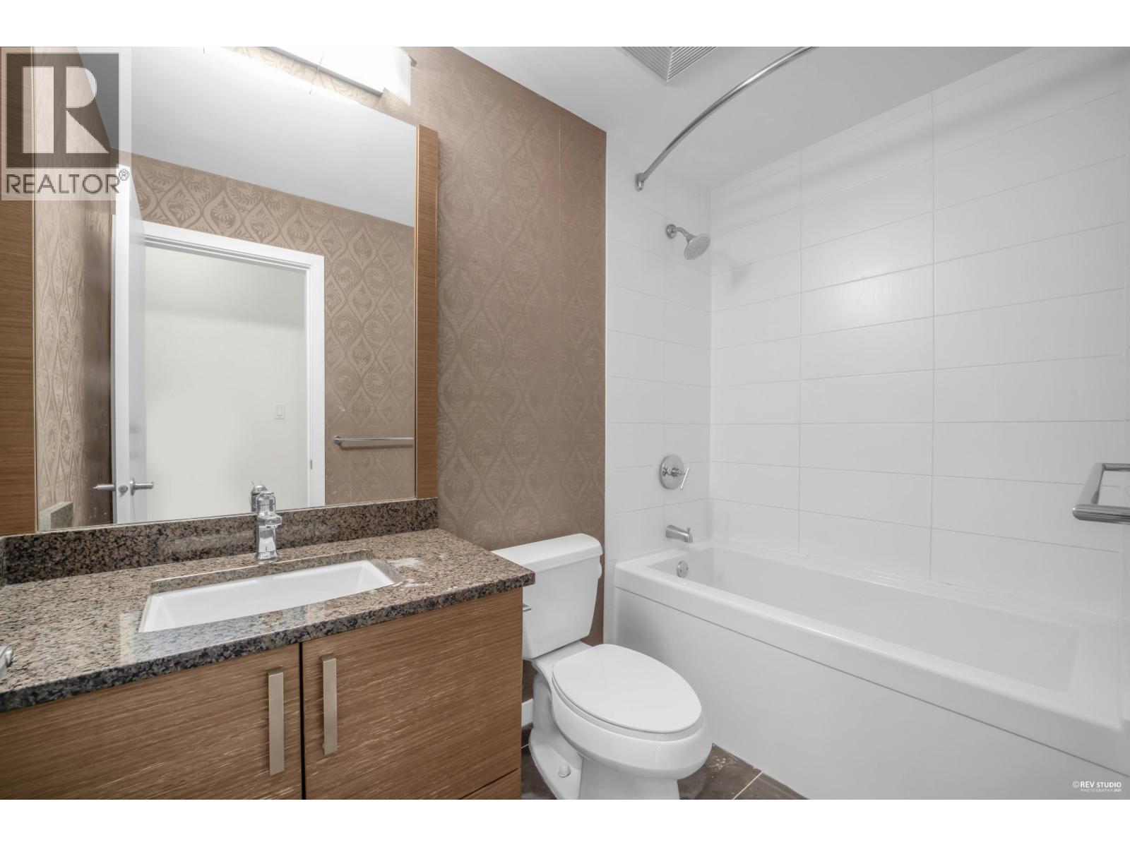 210 288 Hampton Street, New Westminster, BC - Indoor Photo Showing Bathroom