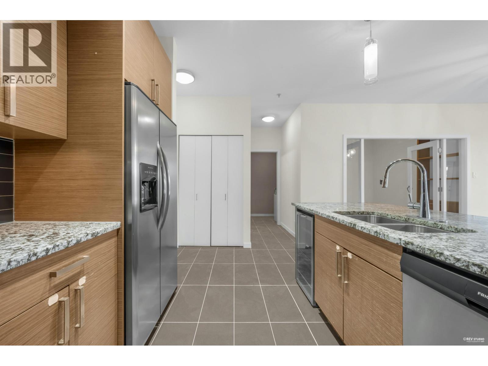 210 288 Hampton Street, New Westminster, BC - Indoor Photo Showing Kitchen With Double Sink With Upgraded Kitchen