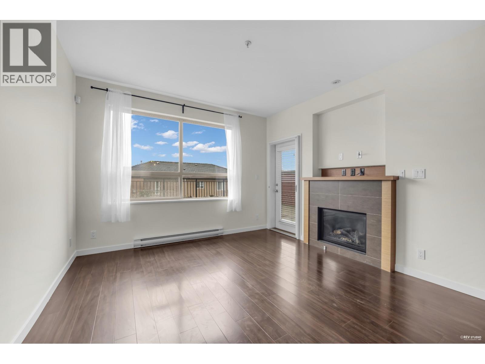 210 288 Hampton Street, New Westminster, BC - Indoor Photo Showing Living Room With Fireplace
