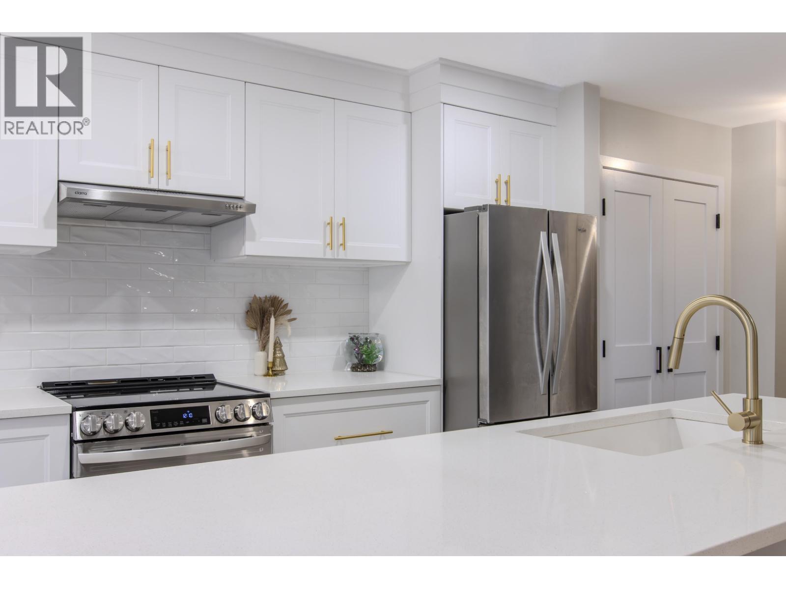 33 1500 Judd Road, Squamish, BC - Indoor Photo Showing Kitchen With Upgraded Kitchen