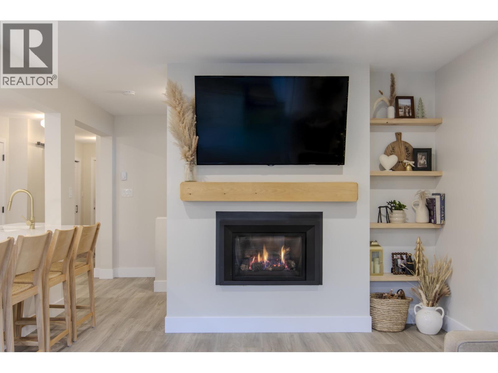 33 1500 Judd Road, Squamish, BC - Indoor Photo Showing Living Room With Fireplace