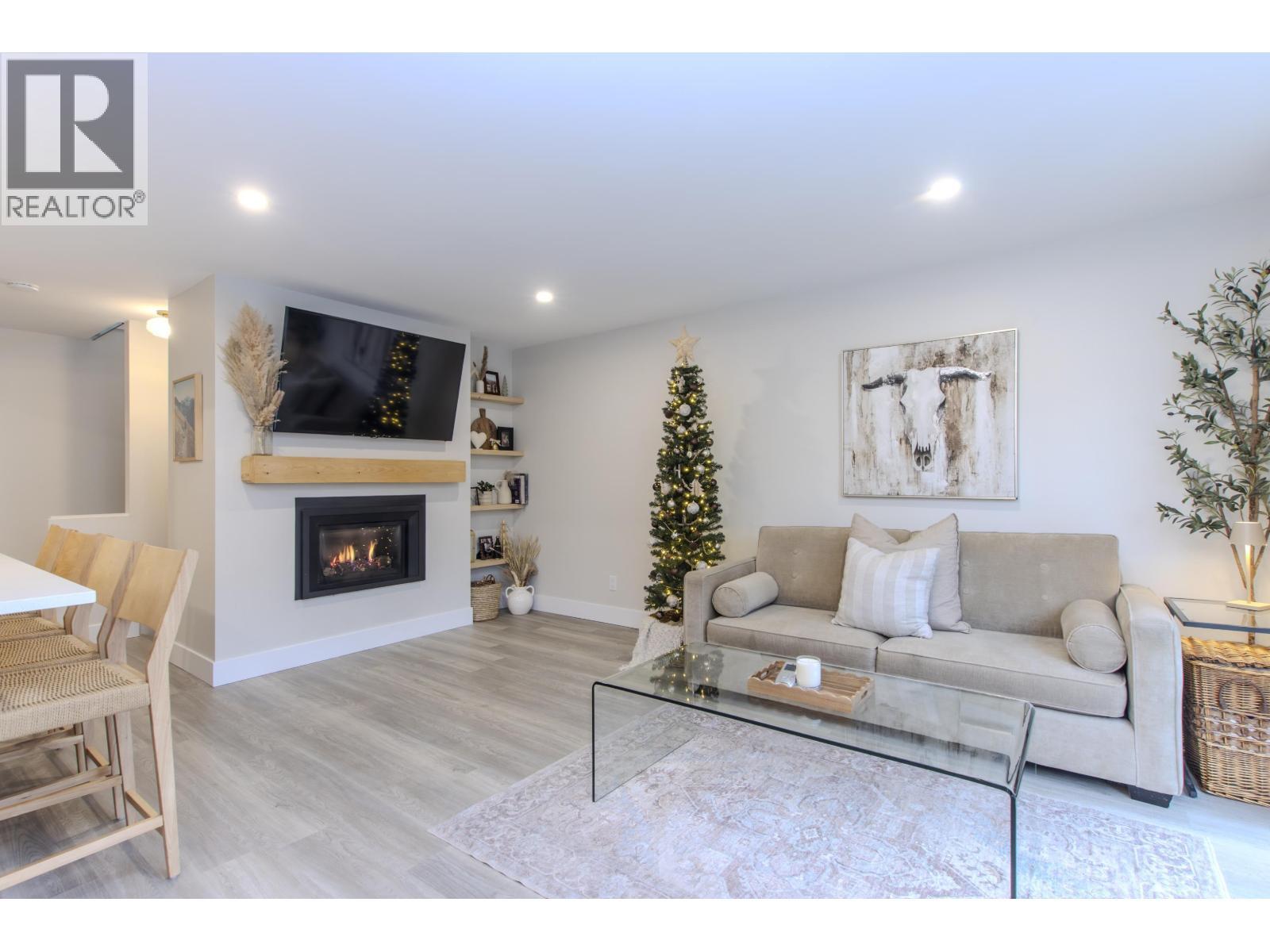 33 1500 Judd Road, Squamish, BC - Indoor Photo Showing Living Room With Fireplace