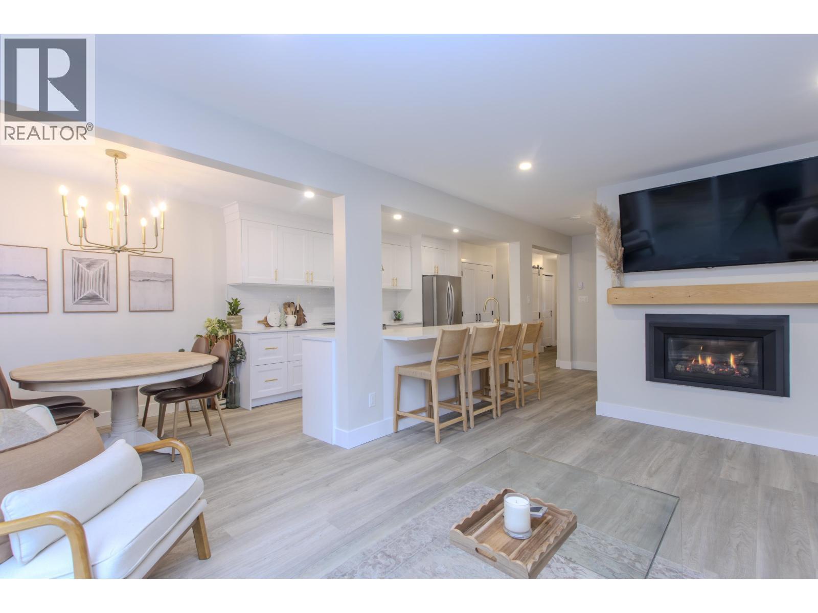 33 1500 Judd Road, Squamish, BC - Indoor Photo Showing Living Room With Fireplace