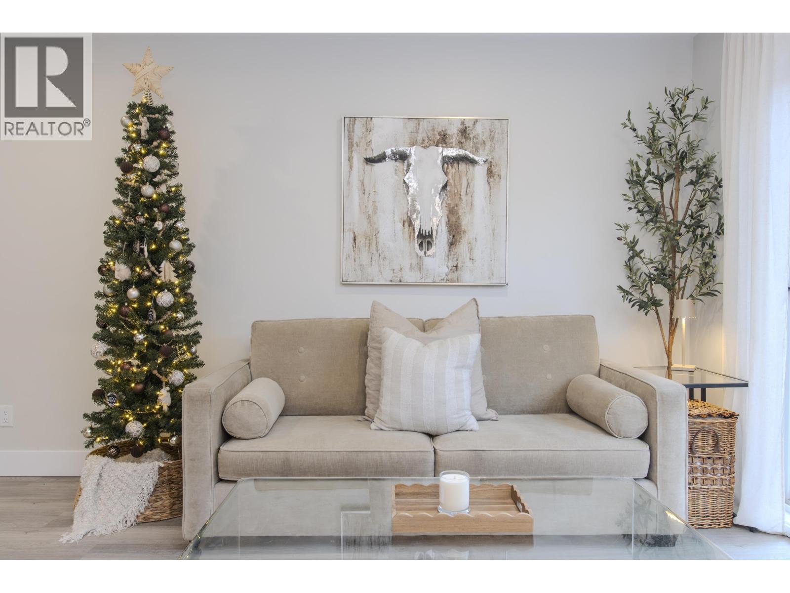 33 1500 Judd Road, Squamish, BC - Indoor Photo Showing Living Room