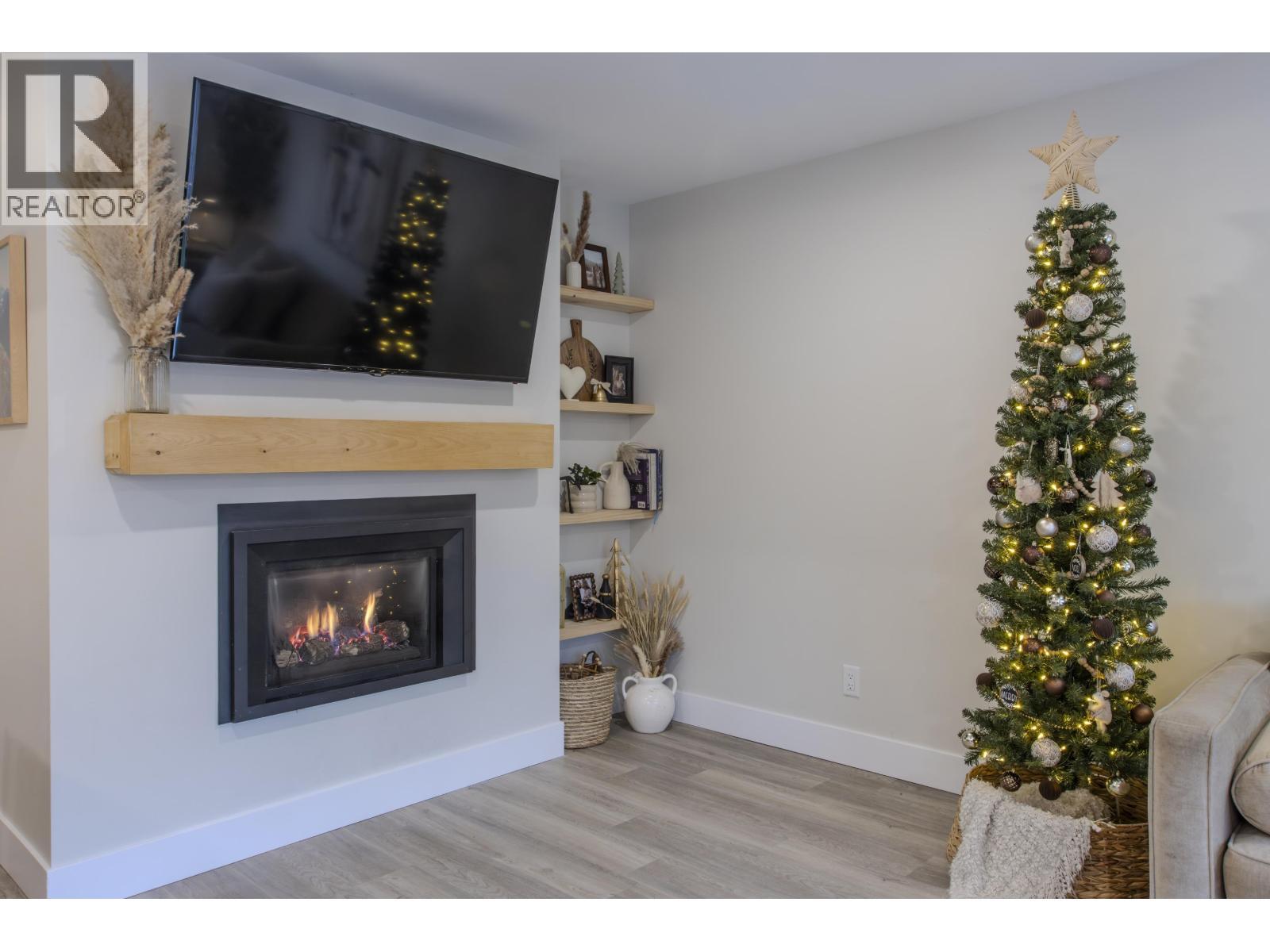 33 1500 Judd Road, Squamish, BC - Indoor Photo Showing Living Room With Fireplace
