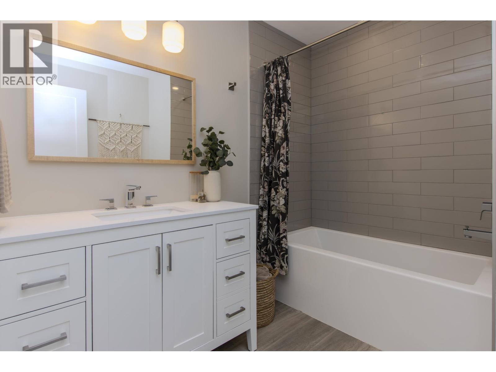 33 1500 Judd Road, Squamish, BC - Indoor Photo Showing Bathroom