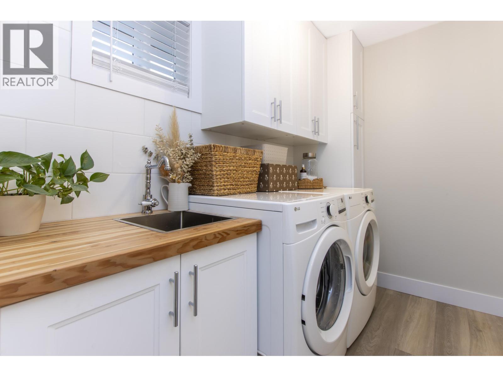 33 1500 Judd Road, Squamish, BC - Indoor Photo Showing Laundry Room