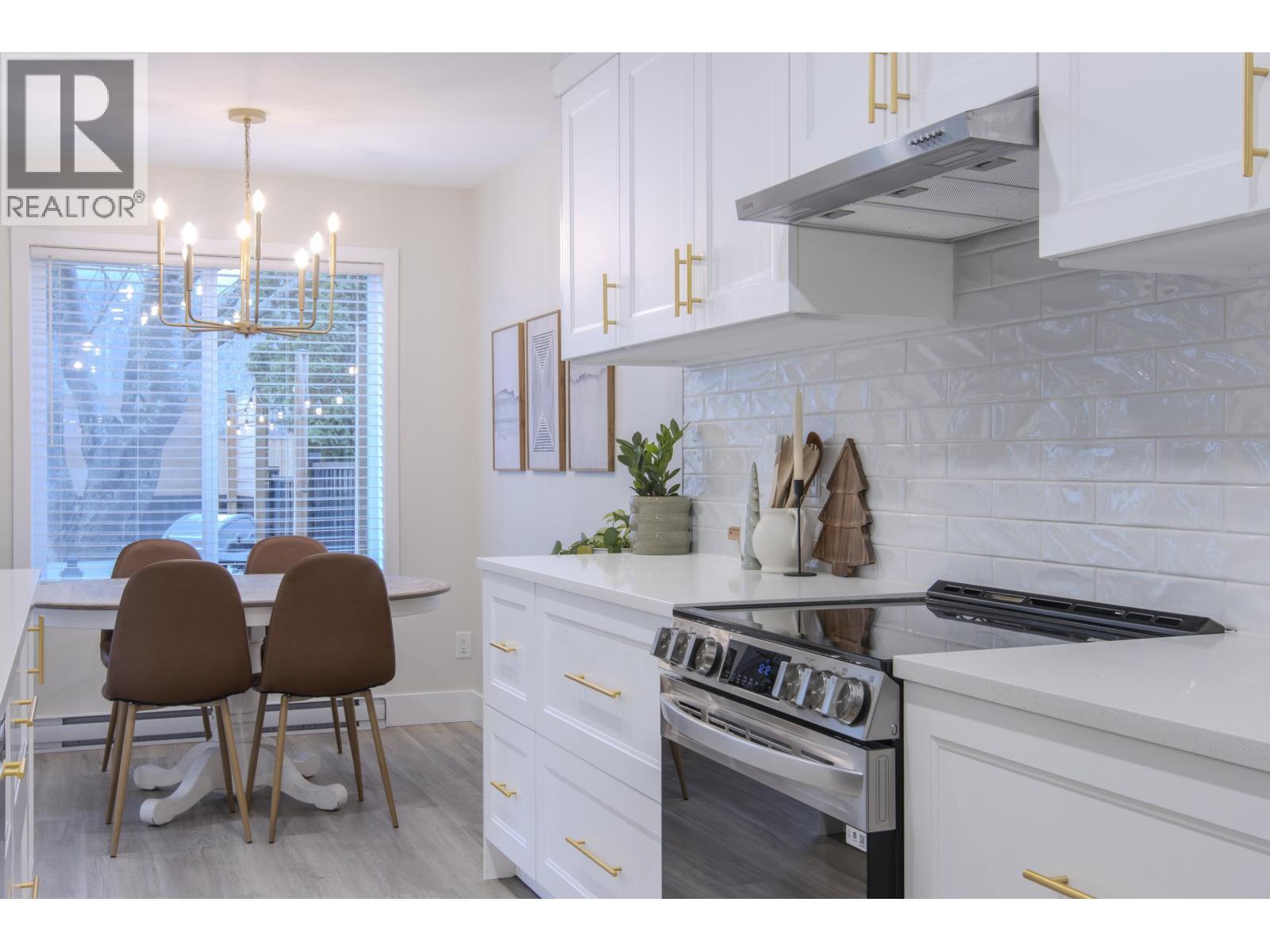 33 1500 Judd Road, Squamish, BC - Indoor Photo Showing Kitchen