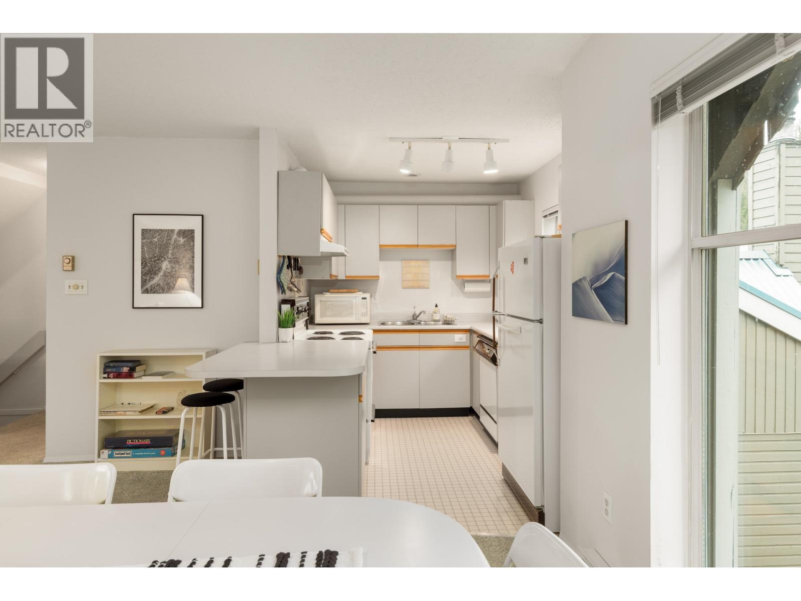 4 2134 Timber Ridge, Whistler, BC - Indoor Photo Showing Kitchen