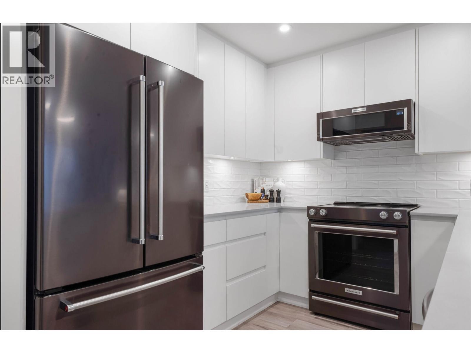 1213 2180 Kelly Avenue, Port Coquitlam, BC - Indoor Photo Showing Kitchen With Upgraded Kitchen