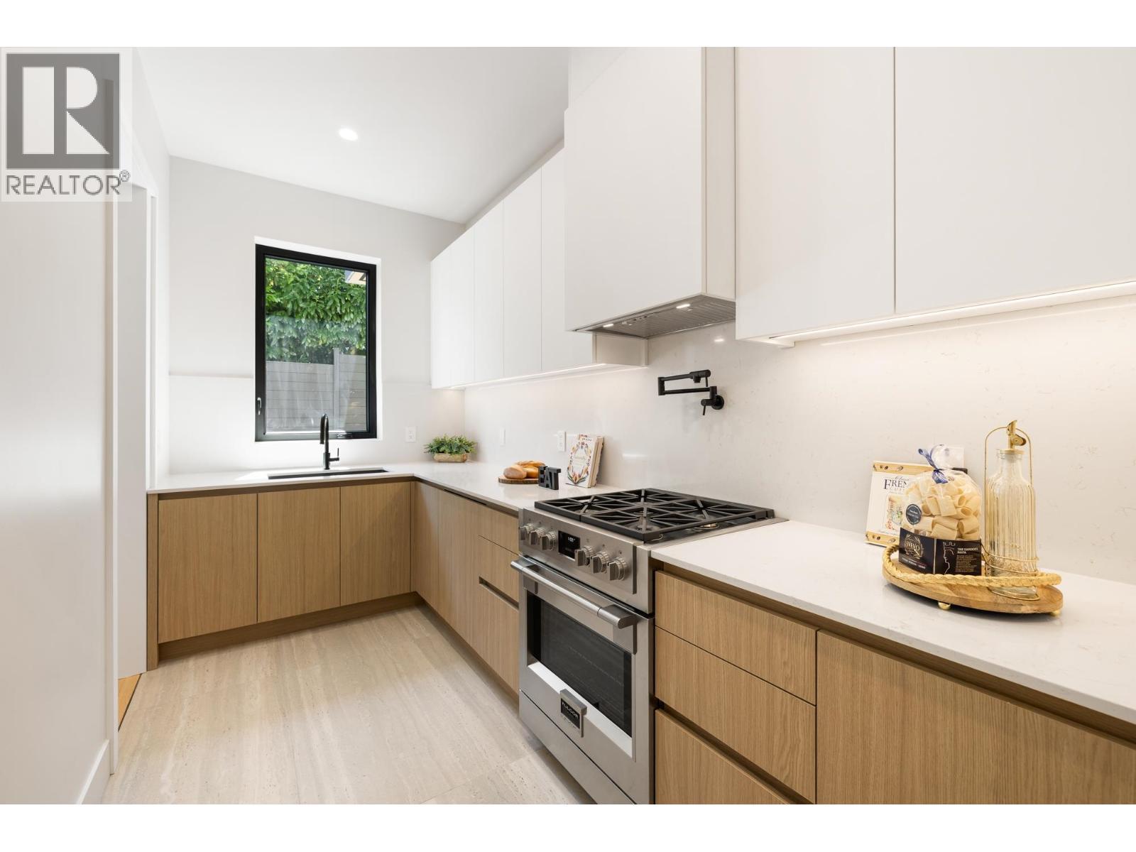 620 Kenwood Road, West Vancouver, BC - Indoor Photo Showing Kitchen With Upgraded Kitchen
