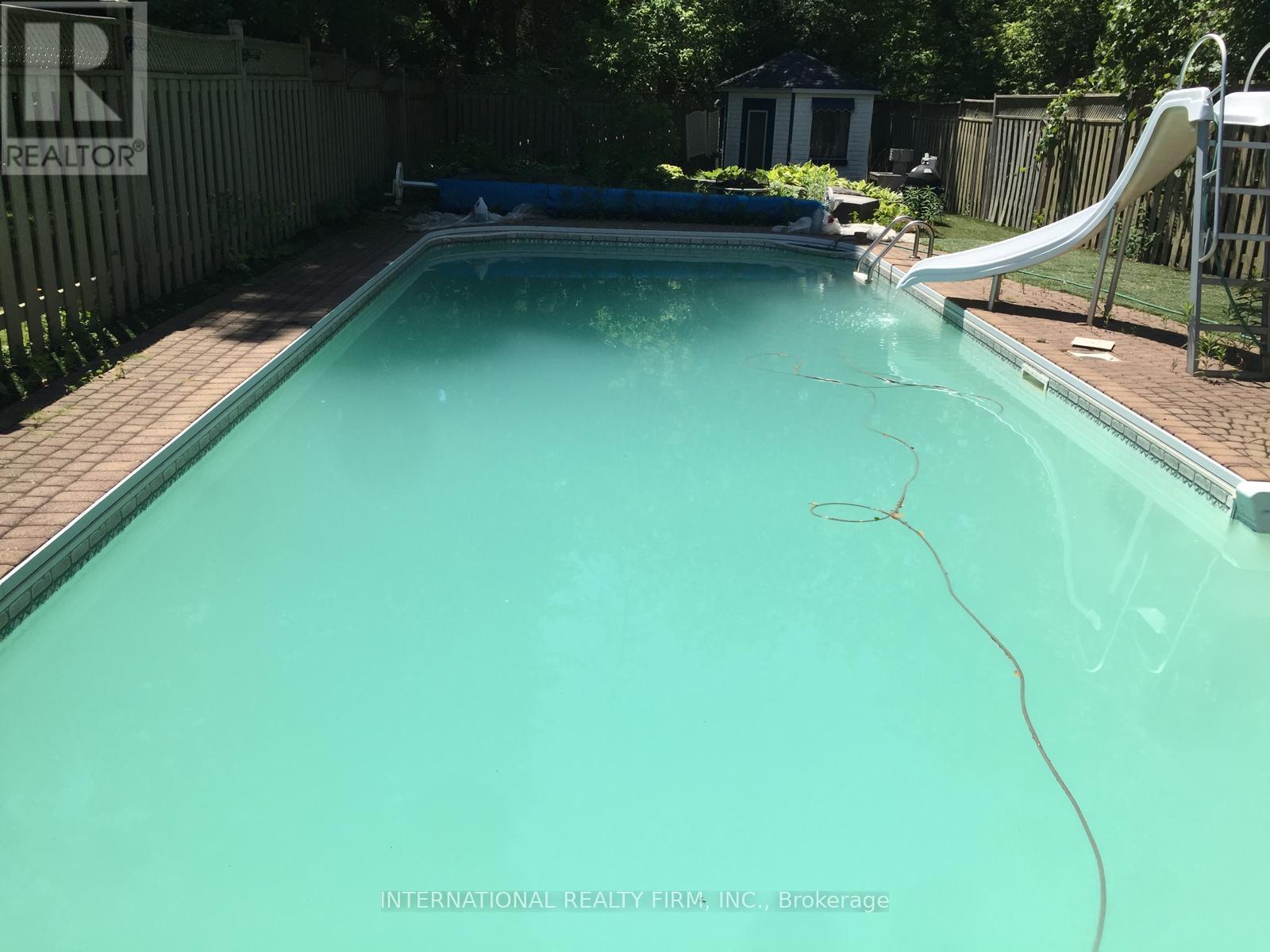 276 Sheridan Court, Newmarket, ON - Outdoor With In Ground Pool With Backyard