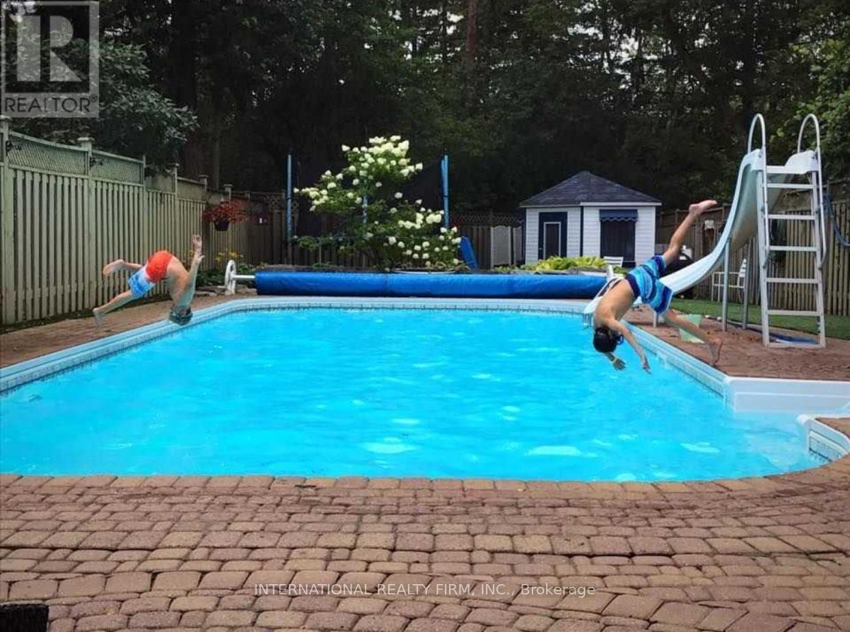 276 Sheridan Court, Newmarket, ON - Outdoor With In Ground Pool