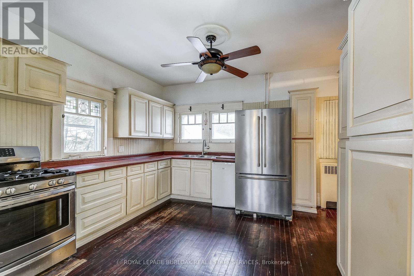 203 Broad Street W, Haldimand, ON - Indoor Photo Showing Kitchen With Double Sink