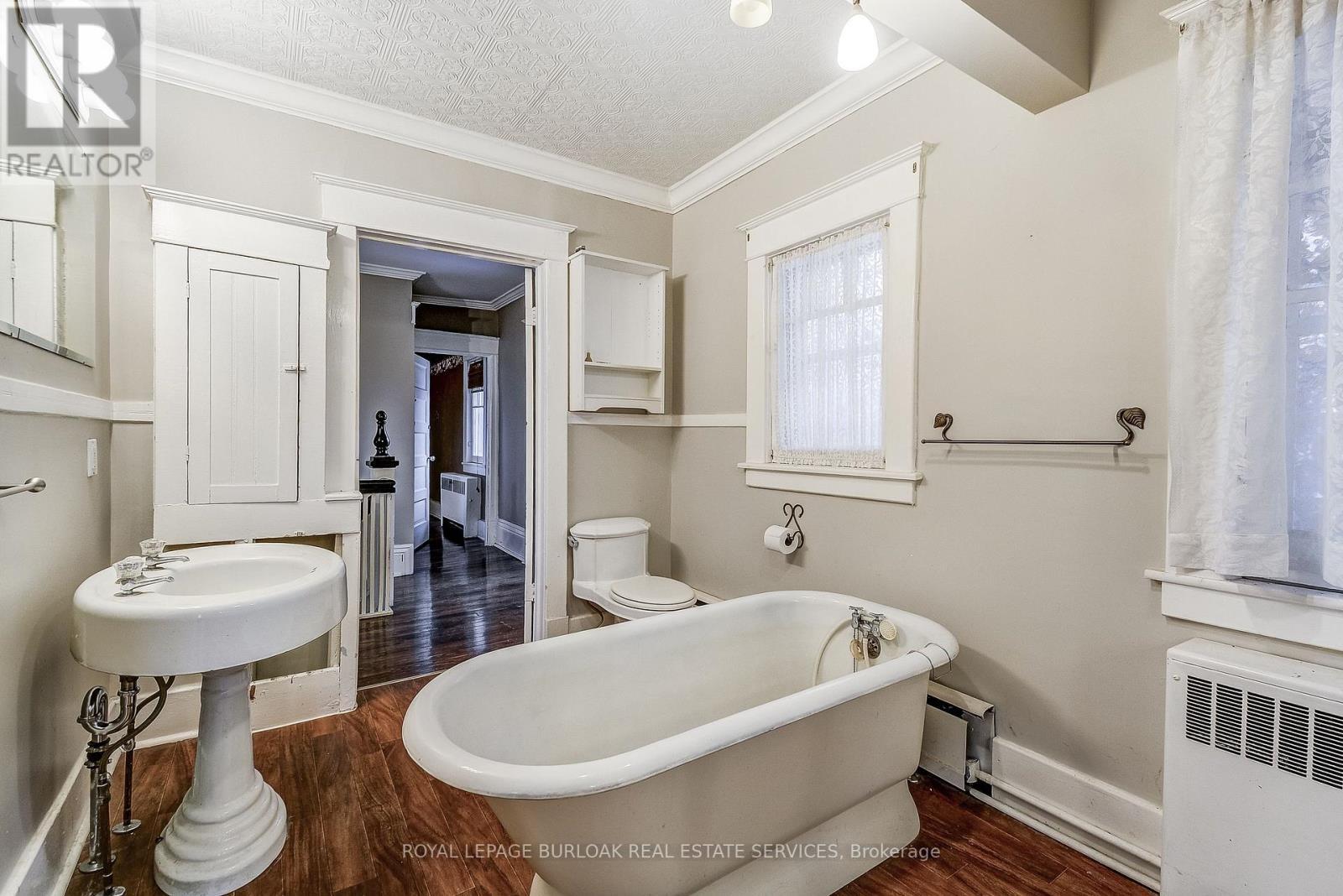 203 Broad Street W, Haldimand, ON - Indoor Photo Showing Bathroom