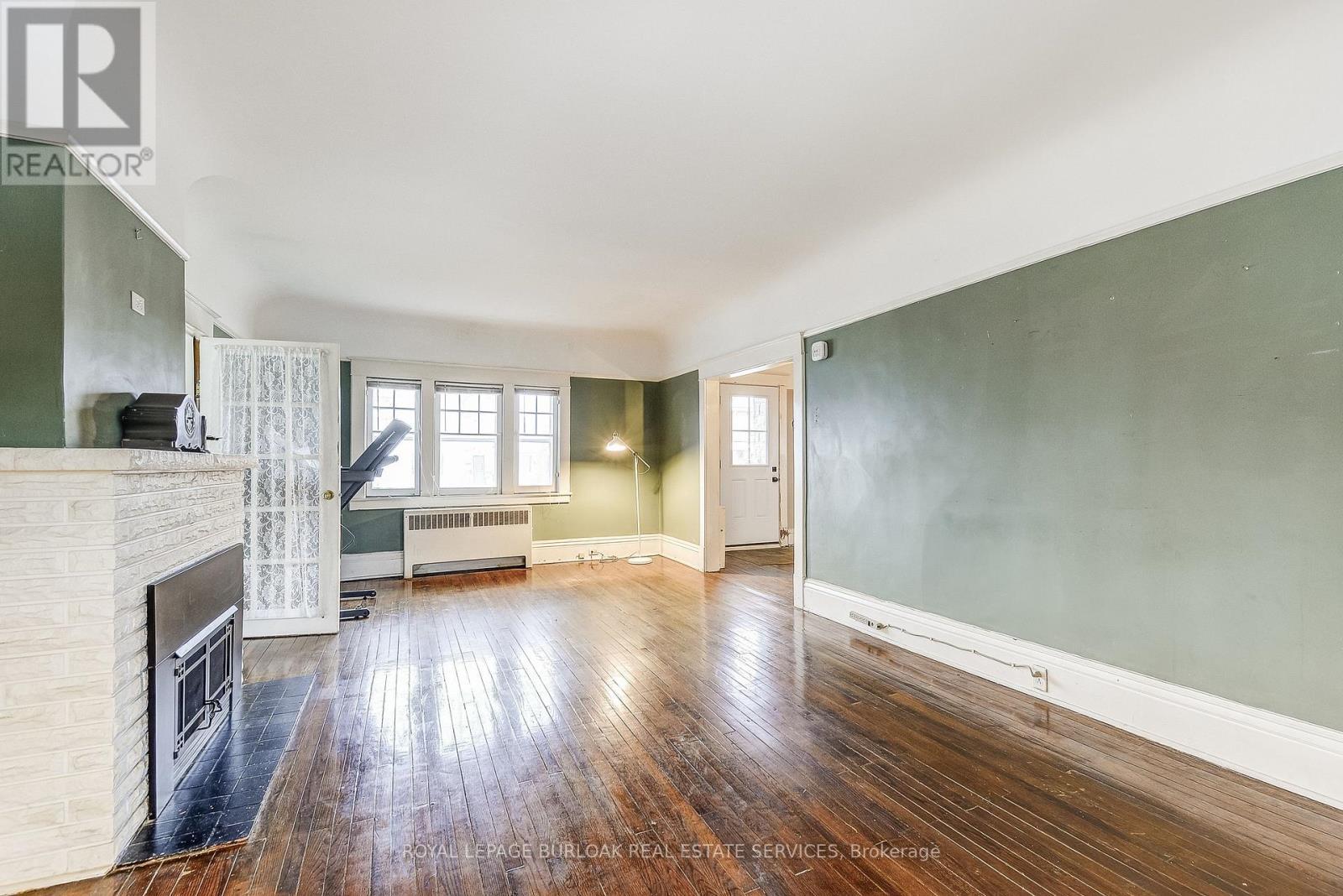 203 Broad Street W, Haldimand, ON - Indoor Photo Showing Living Room With Fireplace