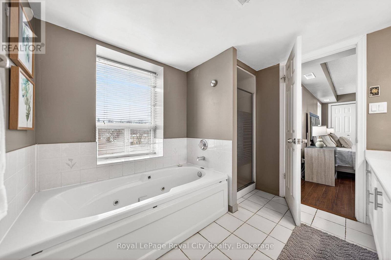 701 - 281 Bristol Street, Guelph (Junction/Onward Willow), ON - Indoor Photo Showing Bathroom
