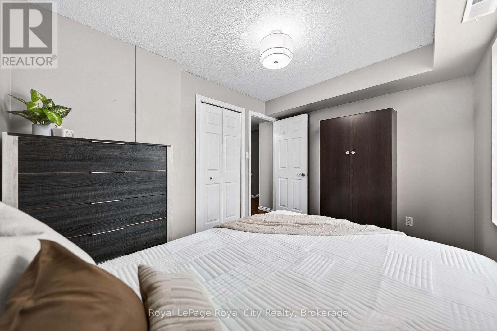 701 - 281 Bristol Street, Guelph (Junction/Onward Willow), ON - Indoor Photo Showing Bedroom