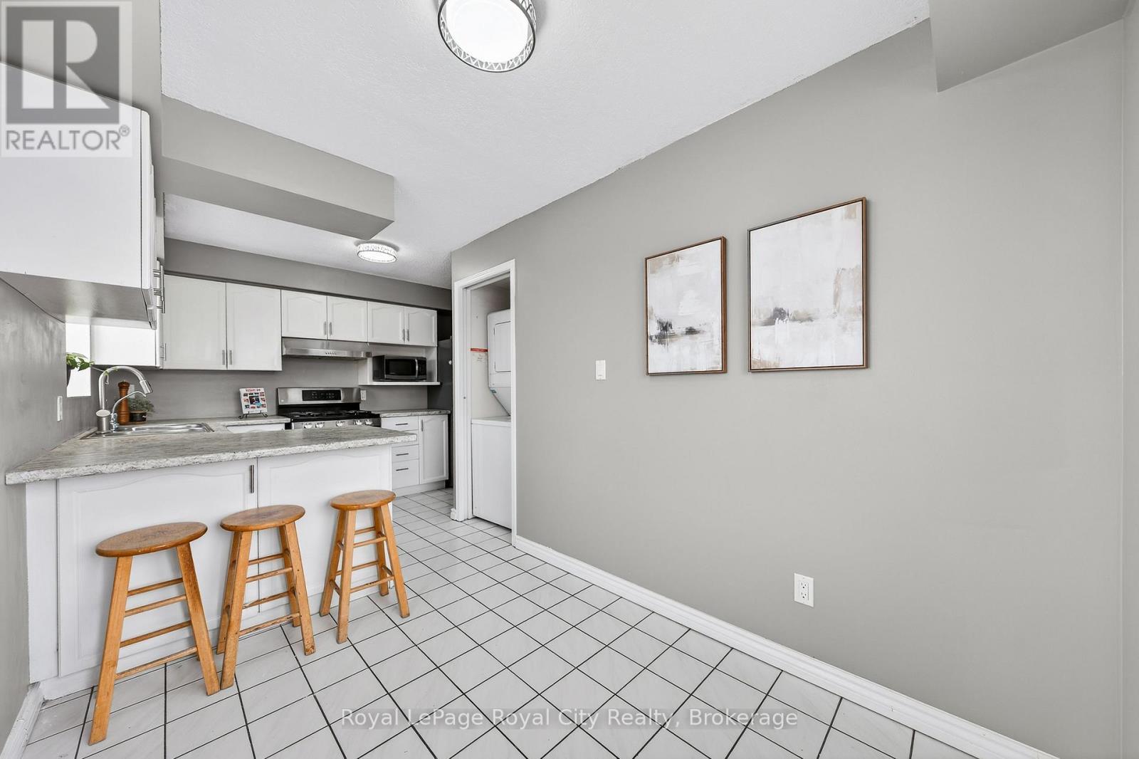 701 - 281 Bristol Street, Guelph (Junction/Onward Willow), ON - Indoor Photo Showing Kitchen
