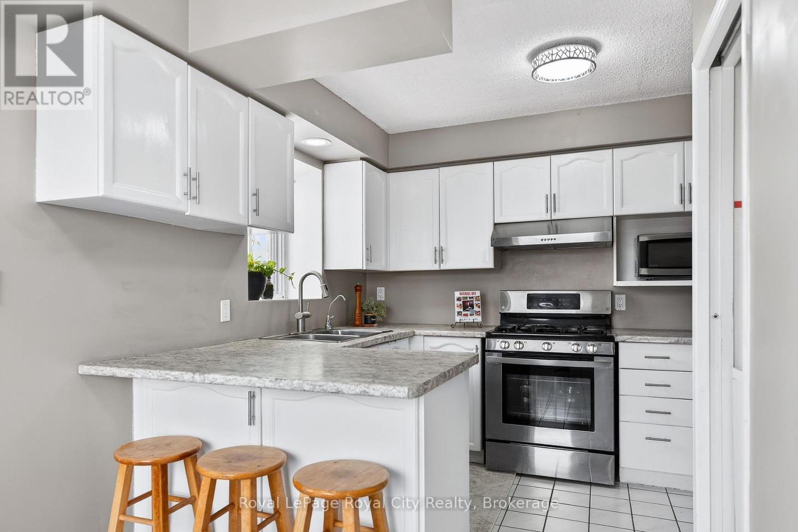 701 - 281 Bristol Street, Guelph (Junction/Onward Willow), ON - Indoor Photo Showing Kitchen