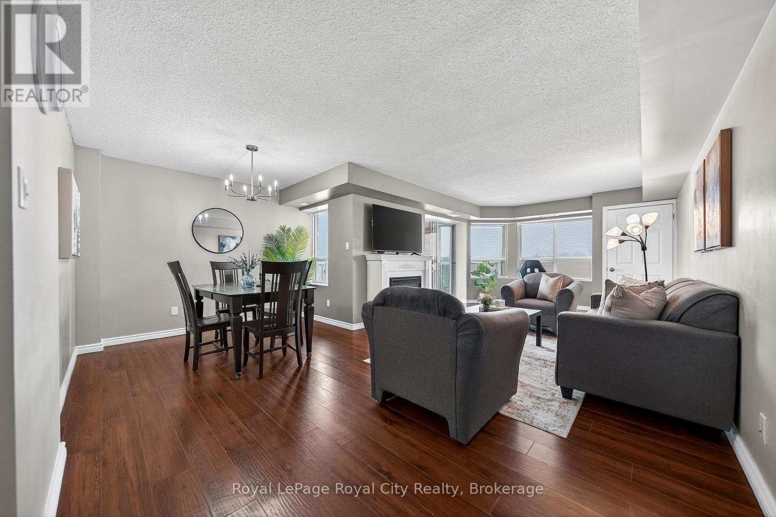 701 - 281 Bristol Street, Guelph (Junction/Onward Willow), ON - Indoor Photo Showing Living Room