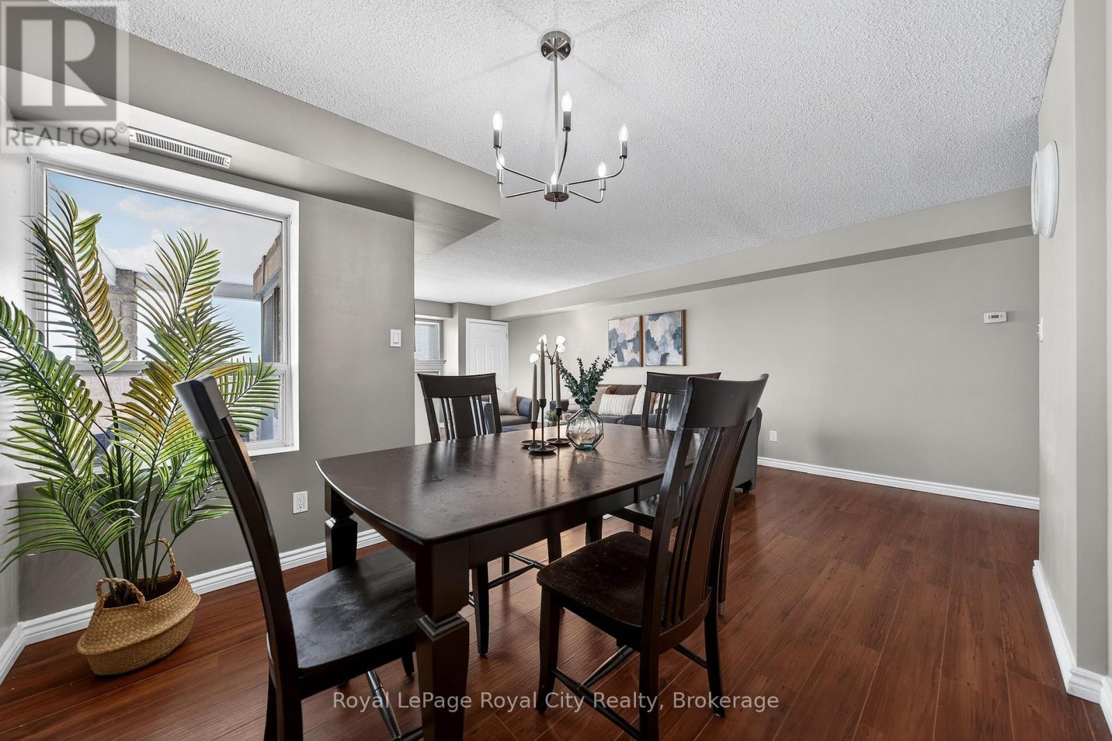 701 - 281 Bristol Street, Guelph (Junction/Onward Willow), ON - Indoor Photo Showing Dining Room
