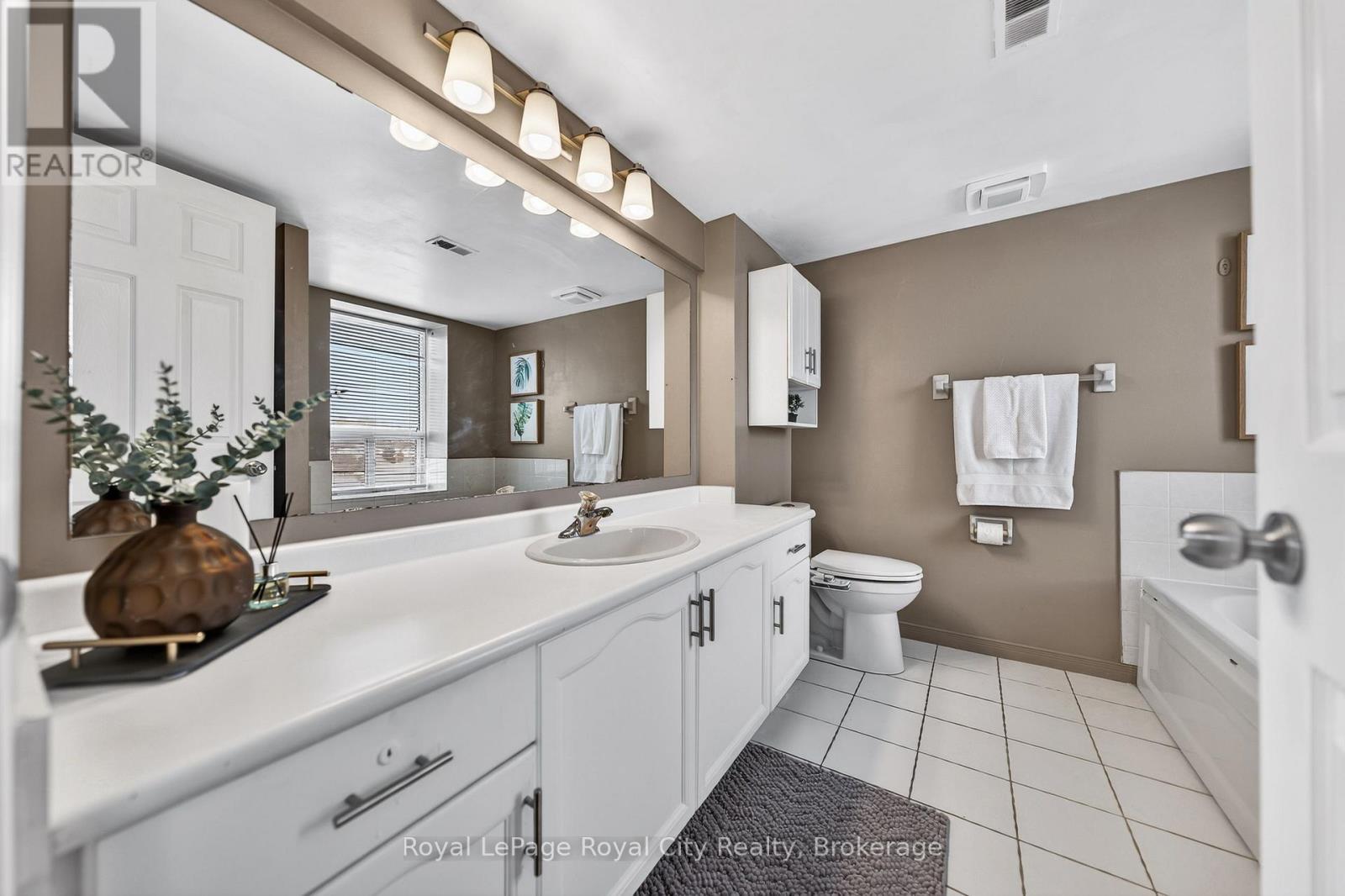 701 - 281 Bristol Street, Guelph (Junction/Onward Willow), ON - Indoor Photo Showing Bathroom