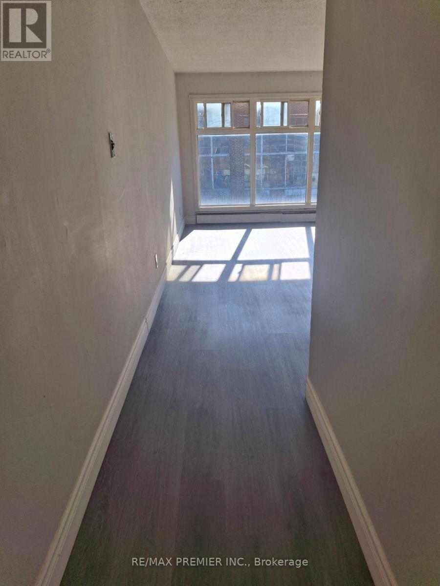 1 - 92 Wolfe Street, Oshawa, ON - Indoor Photo Showing Other Room