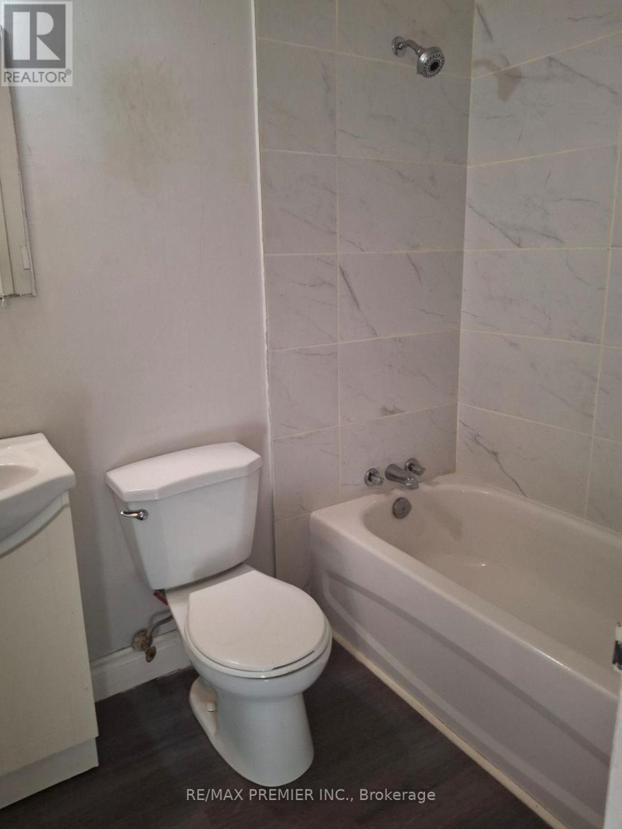 1 - 92 Wolfe Street, Oshawa, ON - Indoor Photo Showing Bathroom