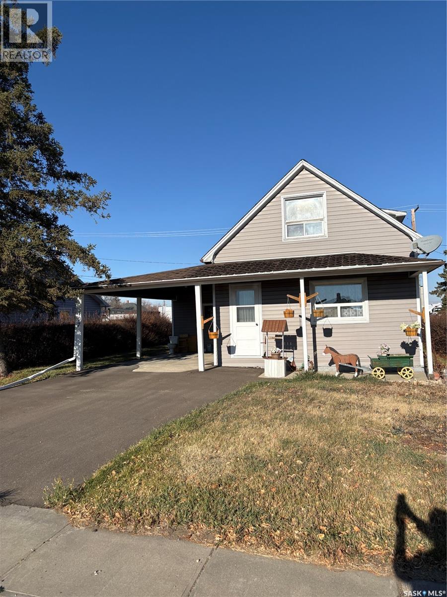 107 2Nd Street S, Cabri, SK - Outdoor