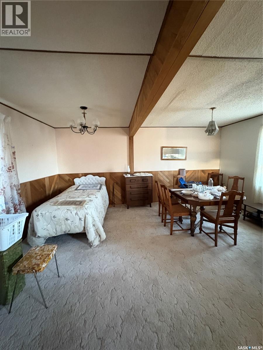 107 2Nd Street S, Cabri, SK - Indoor