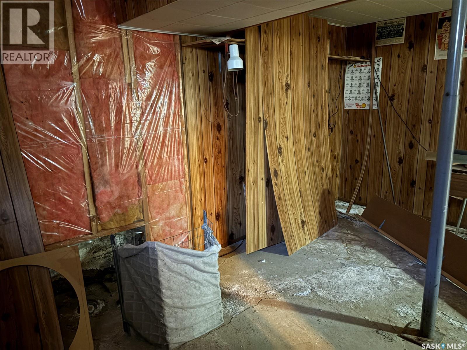 107 2Nd Street S, Cabri, SK - Indoor