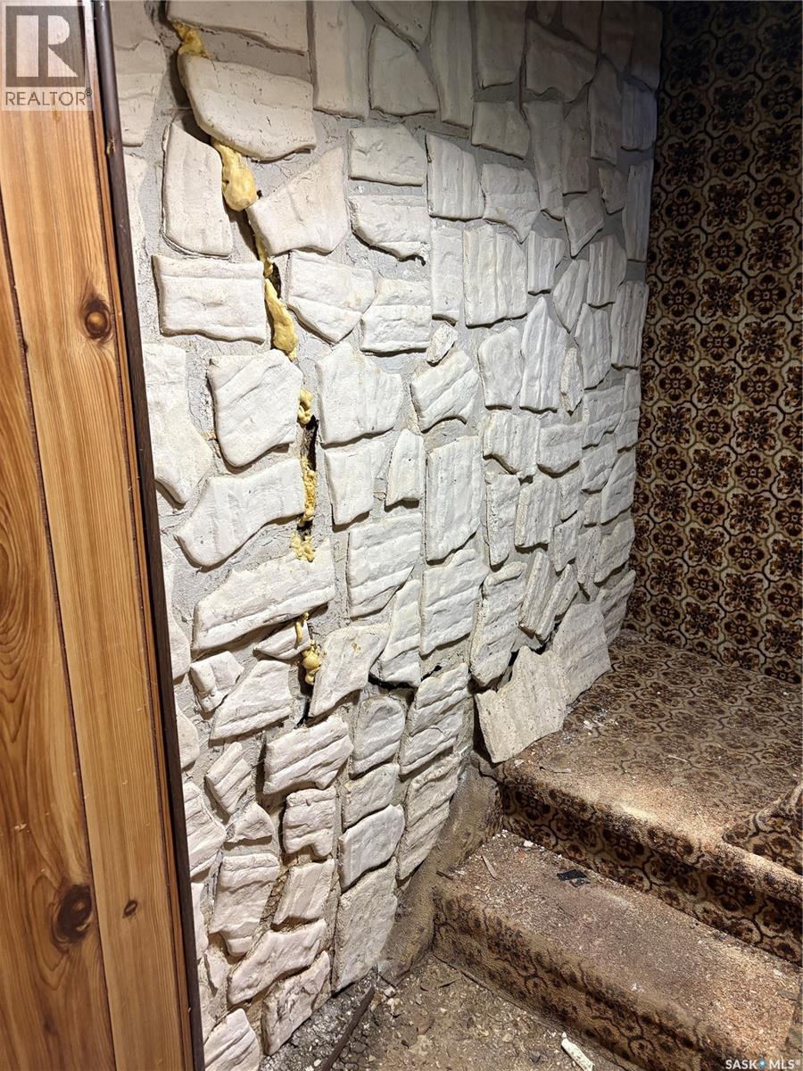 107 2Nd Street S, Cabri, SK - Indoor