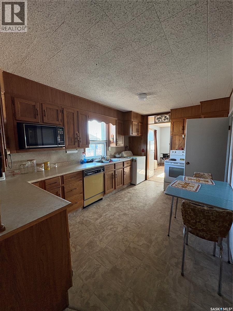 107 2Nd Street S, Cabri, SK - Indoor Photo Showing Kitchen