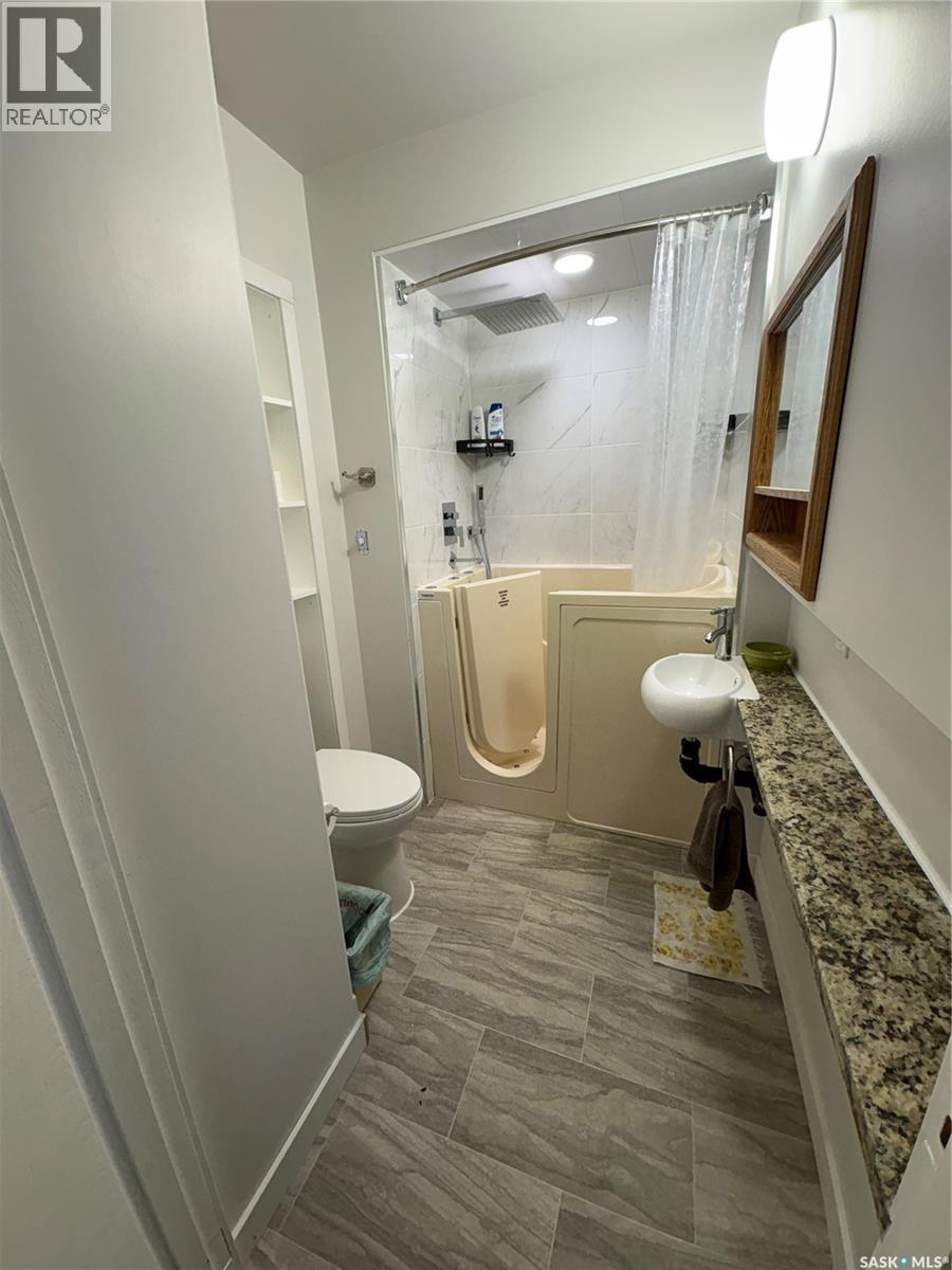 107 2Nd Street S, Cabri, SK - Indoor Photo Showing Bathroom