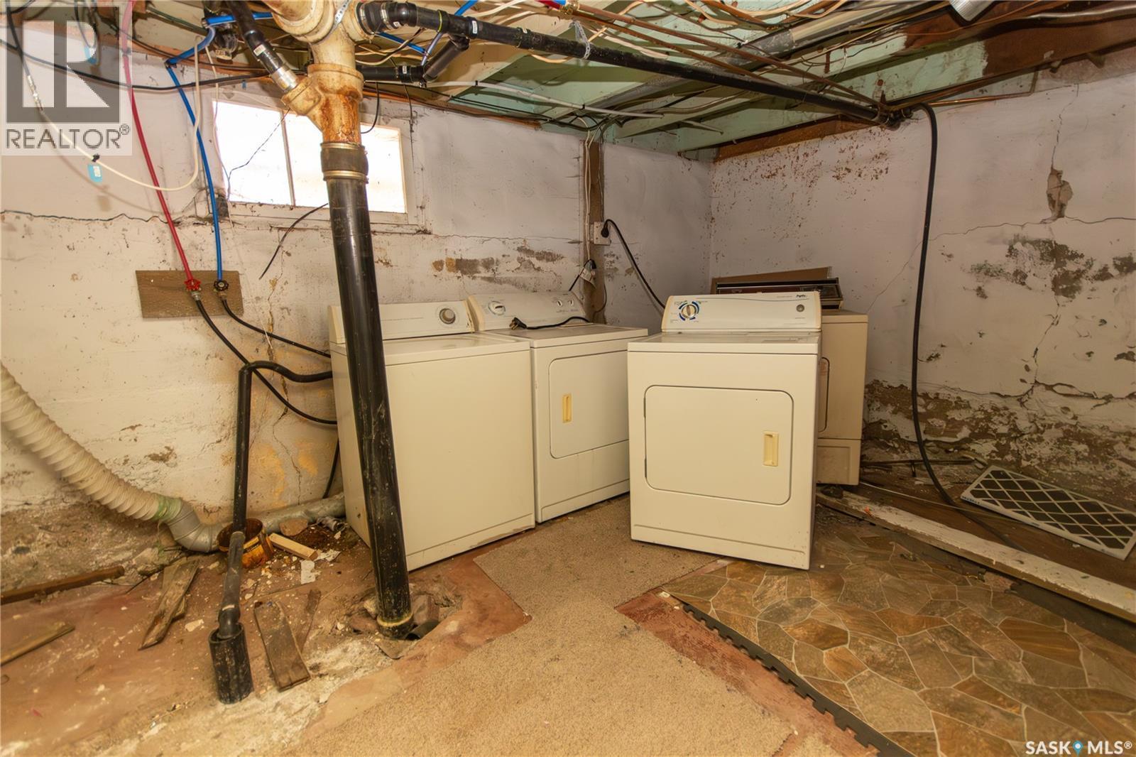 1131 104Th Street, North Battleford, SK - Indoor Photo Showing Laundry Room