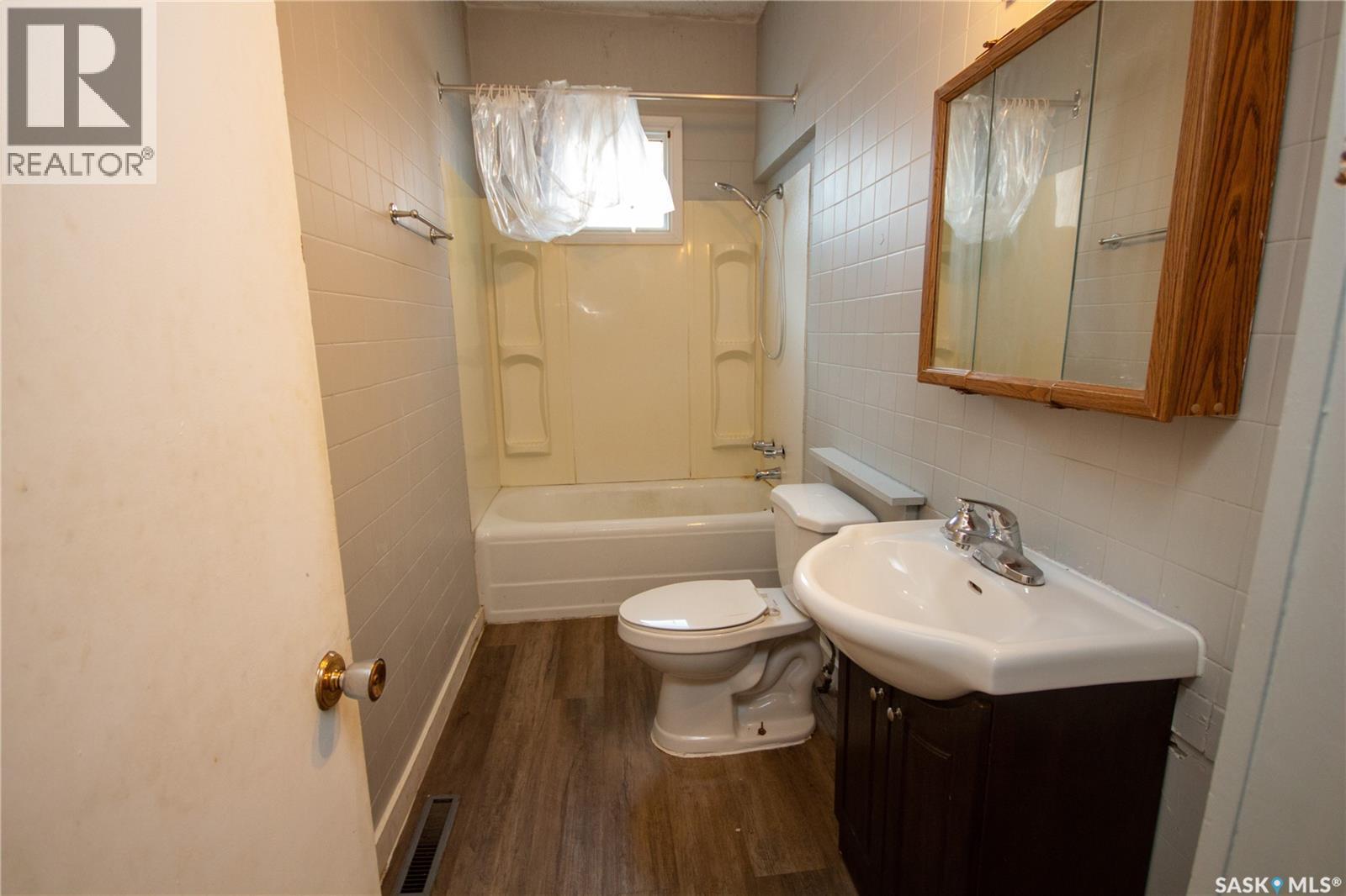 1131 104Th Street, North Battleford, SK - Indoor Photo Showing Bathroom