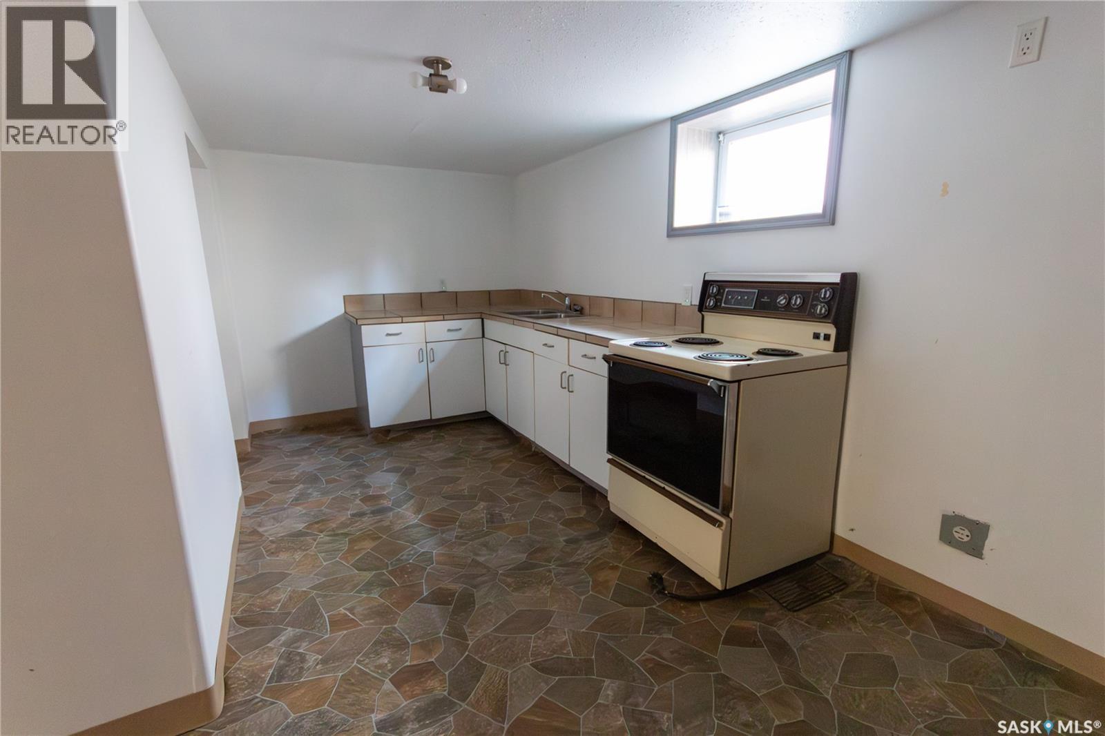 1131 104Th Street, North Battleford, SK - Indoor Photo Showing Kitchen