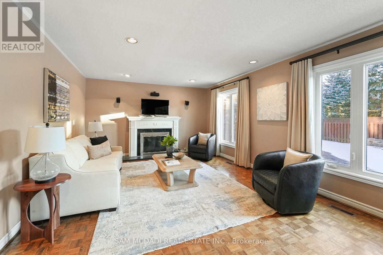4873 Forest Hill Drive, Mississauga, ON - Indoor Photo Showing Living Room With Fireplace