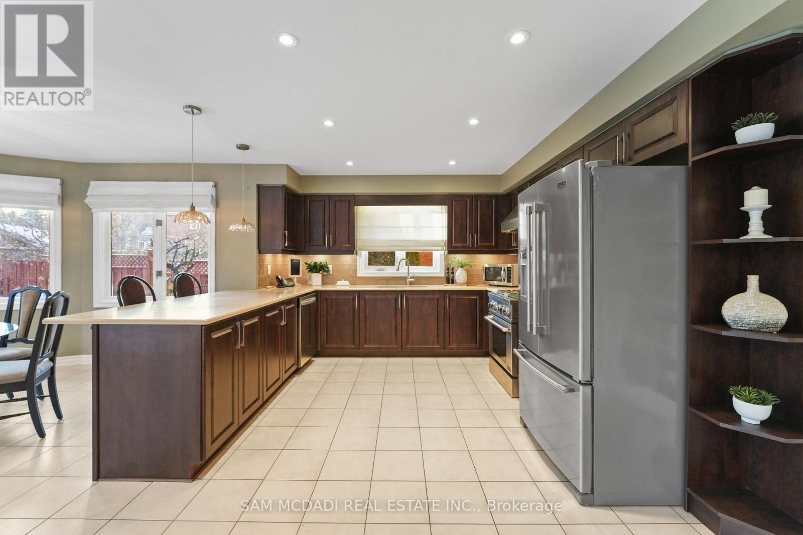 4873 Forest Hill Drive, Mississauga, ON - Indoor Photo Showing Kitchen