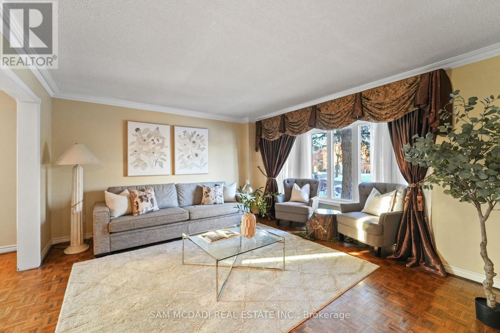 4873 Forest Hill Drive, Mississauga, ON - Indoor Photo Showing Living Room