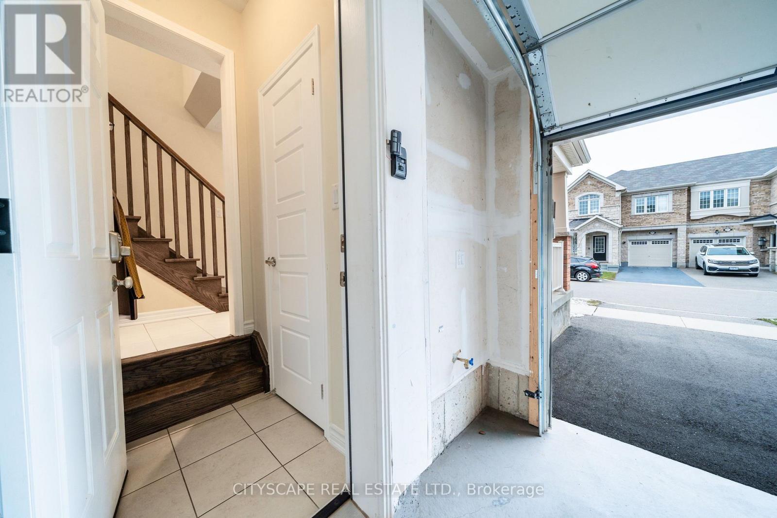 296 Jean Landing, Milton, ON - Indoor Photo Showing Other Room