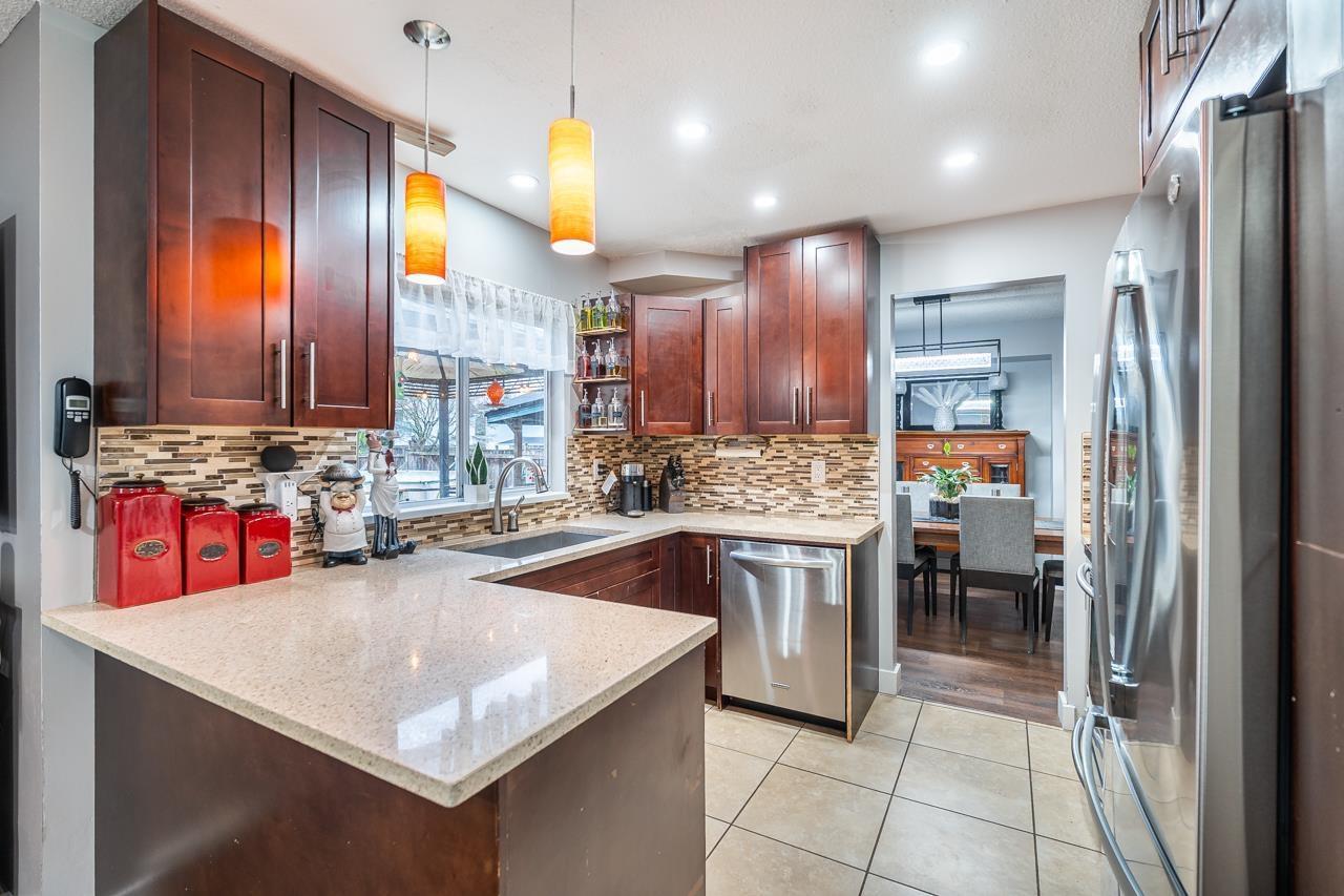 6361 172 Street, Surrey, BC - Indoor Photo Showing Kitchen With Upgraded Kitchen